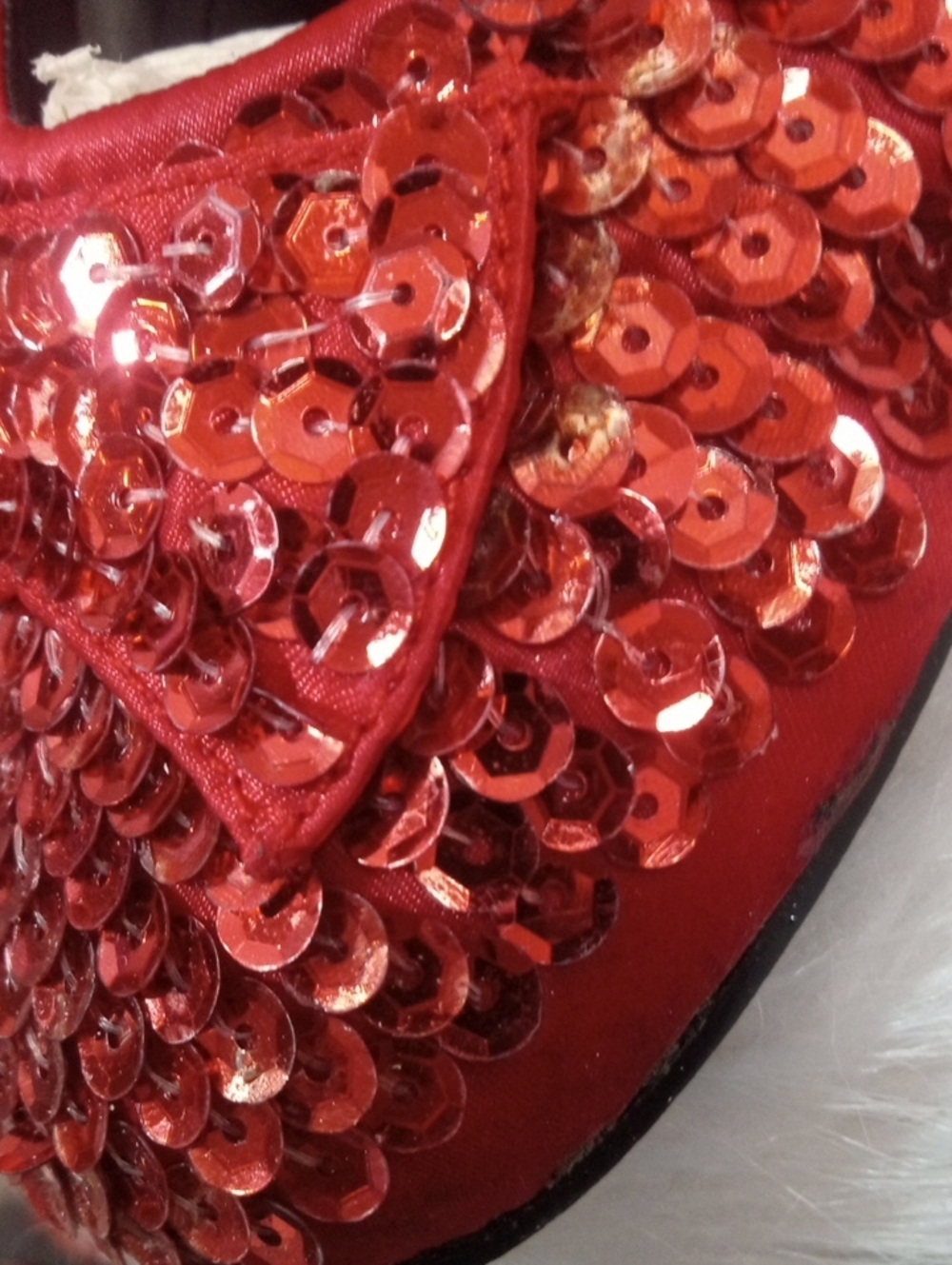PLATS: RED SEQUINED SHOES - Picture 10 of 10